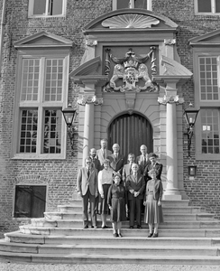 885106 Groepsportret van enkele medewerkers van de Faculteit der Rechtsgeleerdheid van de Rijksuniversiteit, op de ...